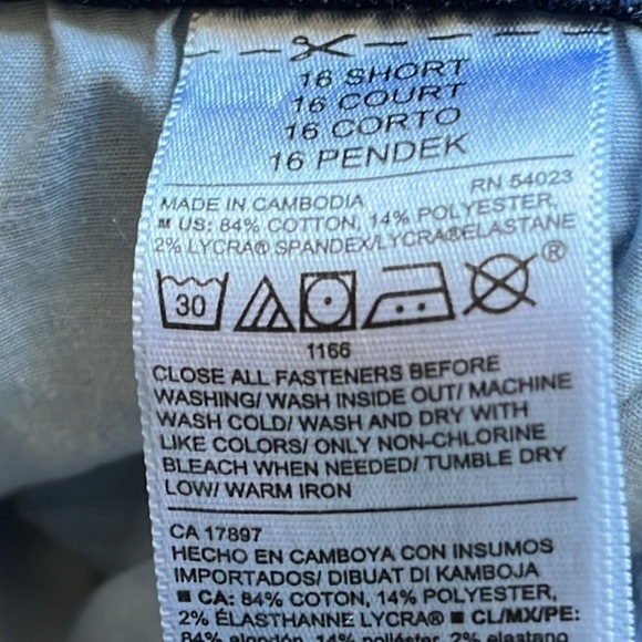 Old Navy Curvy Straight Short Jeans - Picture 9 of 13